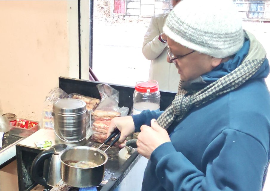 गैरसैंण में सीएम धामी ने ली चाय की चुस्कियां