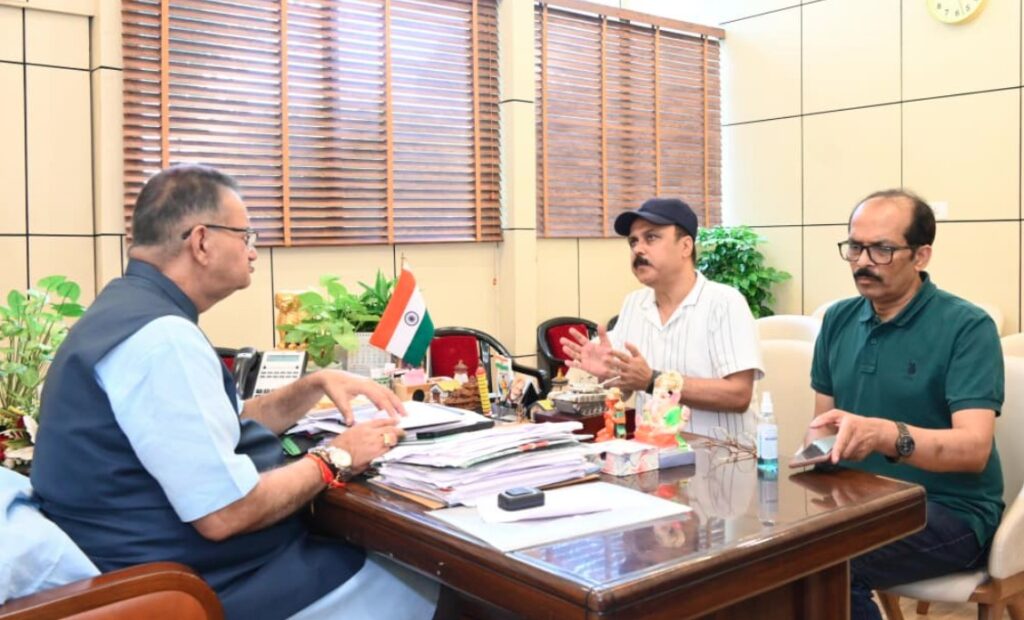 ग्राम्य विकास मंत्री गणेश जोशी ने पीएमजीएसवाई की बाधित सड़कों