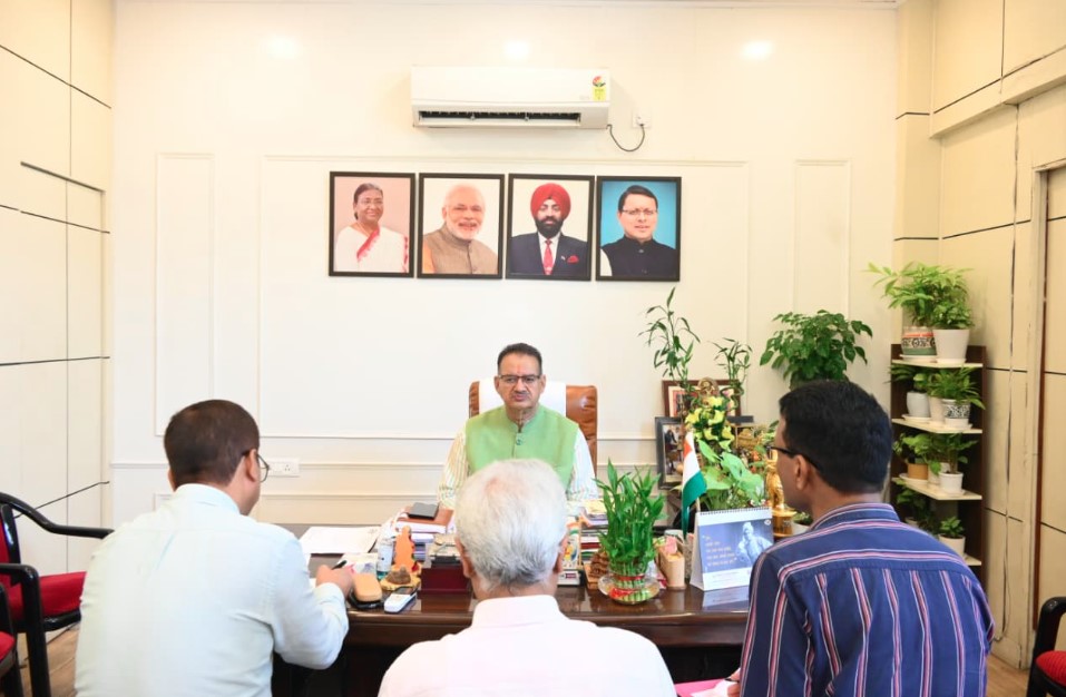 ग्राम्य विकास मंत्री गणेश जोशी ने बरसात से बाधित सड़कों को प्राथमिकता के साथ खोलने के दिए निर्देश