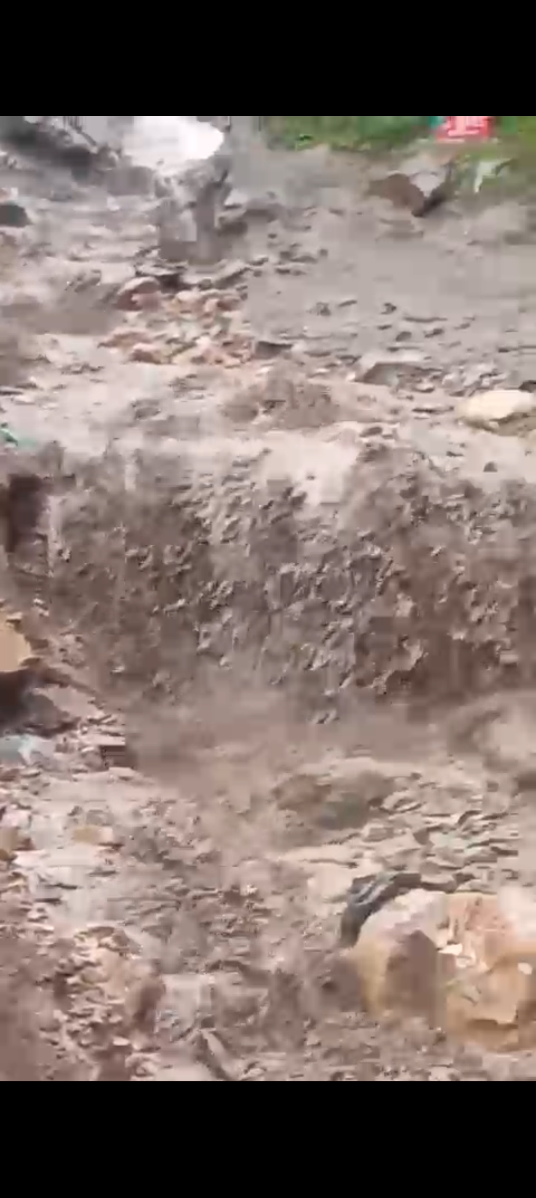 जनपद पौड़ी :पाबौ क्षेत्र के बुरांसी गांव में भूस्खलन के