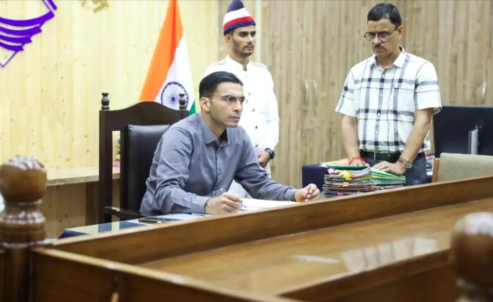 डीएम का बड़ा फैसला- सेवानिवृत्त पिता की याचिका खारिज, बेटे-बहु