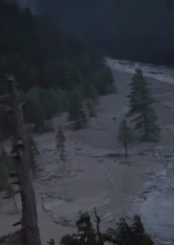 तेलगाड में बोल्डरों की बौछार, भागीरथी का प्रवाह रुका –