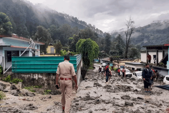 नदियां उफान पर, दरक रहे पहाड़… उत्तराखंड के इन जिलों