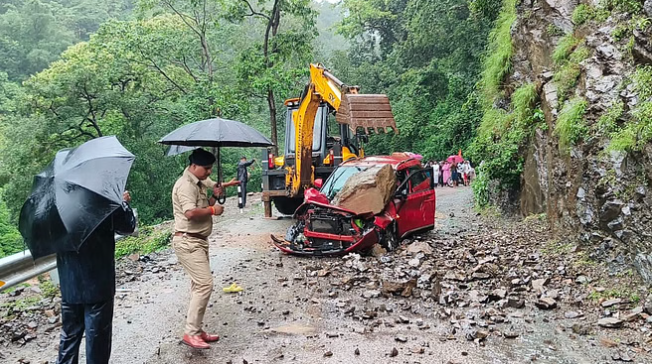 A huge stone fell on a car from a hill on Neelkanth Marg, passengers had a narrow escape, traffic closed