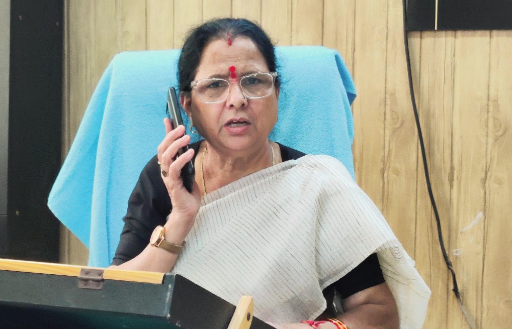 बिजली के पोल से केबल डालने को लेकर हुआ विवाद,