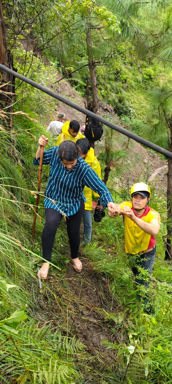 मदमहेश्वर यात्रा मार्ग पर भूस्खलन से अवरुद्ध रास्ते पर SDRF