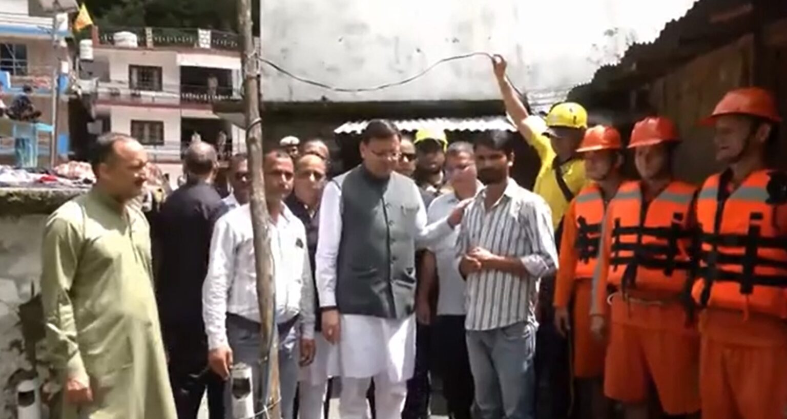 मुख्यमंत्री धामी ने बड़कोट तहसील के स्यानाचट्टी में आपदा प्रभावित