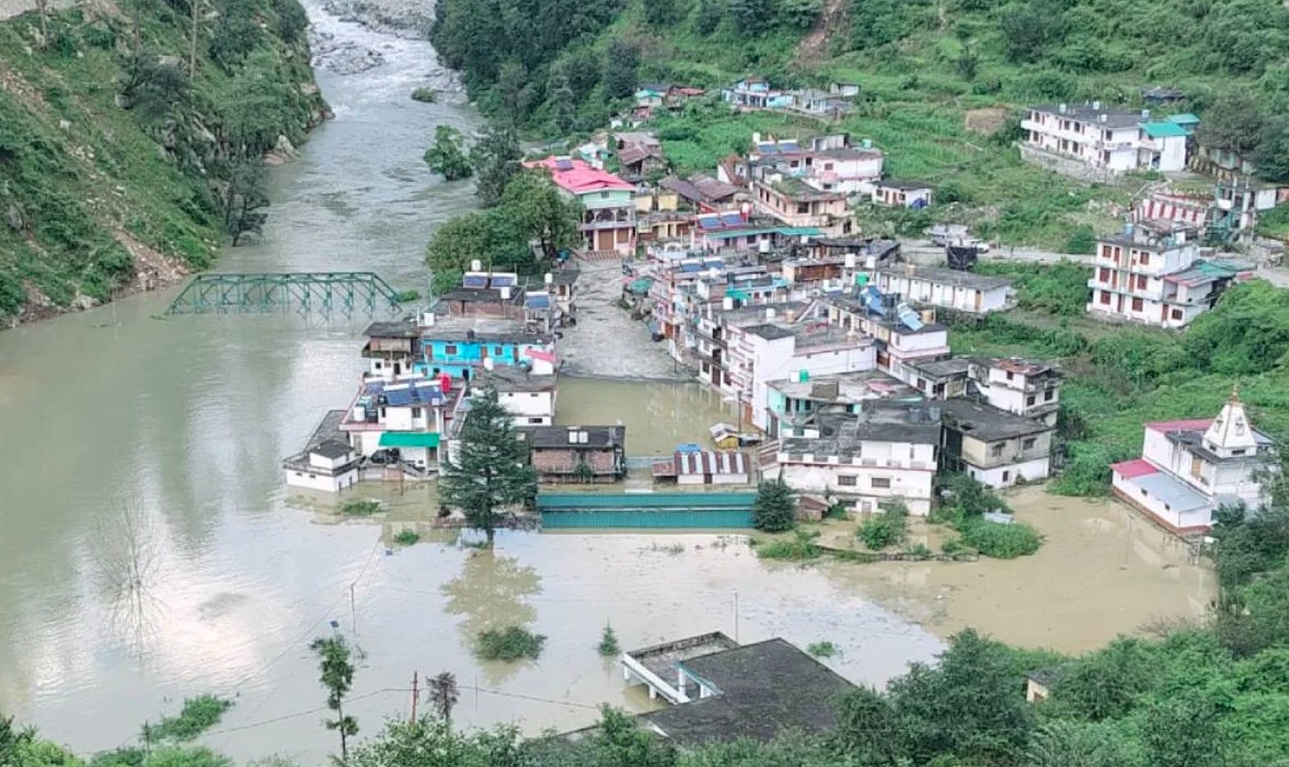यमुना नदी का जलस्तर फिर बढ़ा, होटलों और घरों के