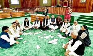 विधानसभा सत्र का पहला दिन हंगामेदार, विपक्षी विधायक सदन में