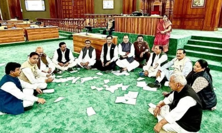 विधानसभा सत्र का पहला दिन हंगामेदार, विपक्षी विधायक सदन में