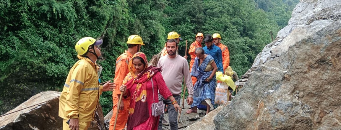 श्री केदारनाथ धाम यात्रा सुचारु रूप से जारी, सुरक्षा बलों की निगरानी में श्रद्धालुओं का मार्ग पार कराना जारी