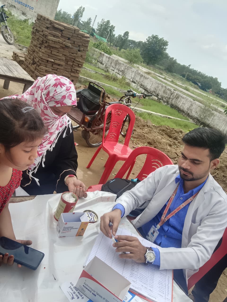 श्री महंत इन्दिरेश अस्पताल के निःशुल्क स्वास्थ्य परीक्षण शिविर में उमड़े ग्रामीण