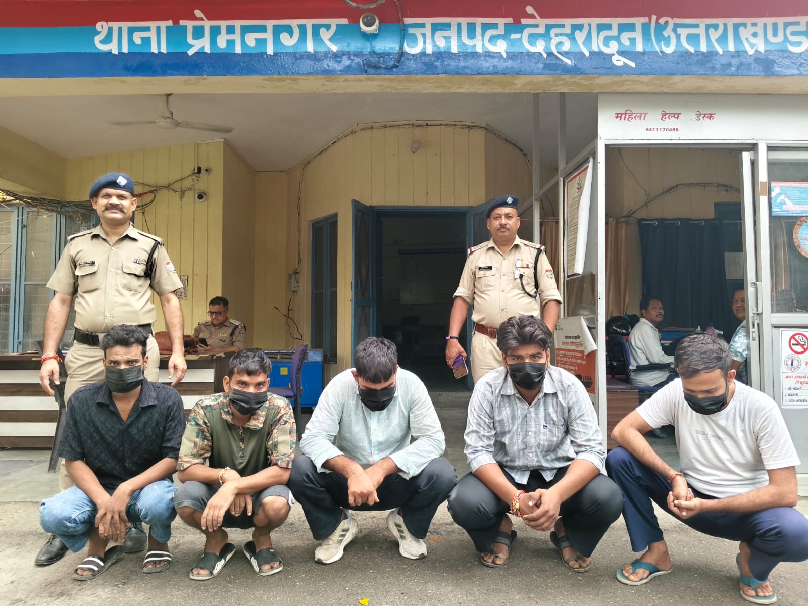 सार्वजनिक स्थान पर हुड़दंग मचाने वालों पर पुलिस की सख्त