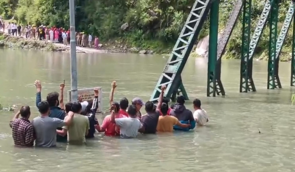 स्यानाचट्टी में नदी का पानी घुसा: घर-होटल डूबे, यमुनोत्री हाइवे