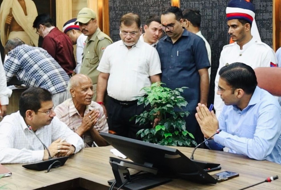 स्वतंत्रता संग्राम सेनानी के आश्रित ने डीएम का जताया आभार