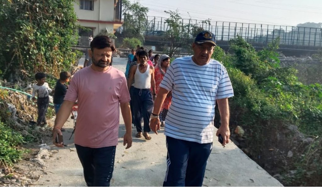 कैबिनेट मंत्री गणेश जोशी ने किया क्षतिग्रस्त सड़क का निरीक्षण, अधिकारियों को दिए पुनर्निर्माण के निर्देश