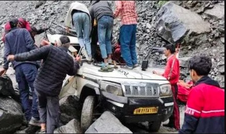 गौरीकुंड मार्ग पर बड़ा हादसा, यात्रियों से भरी गाड़ी पर गिरा बड़ा बोल्डर, दो की मौत