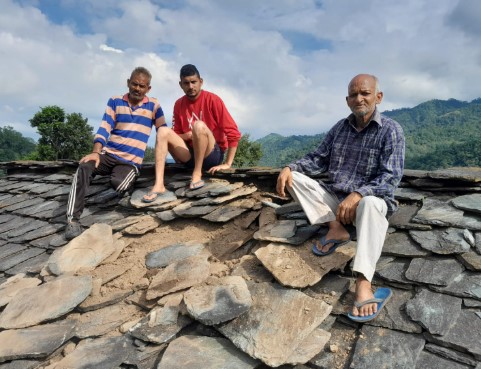 दिवोगी: रिटायर्ड शिक्षक दान सिंह बिष्ट के मकान पर रात्रि में अज्ञात जानवर ने किया हमला, गॉव मे भय का माहौल