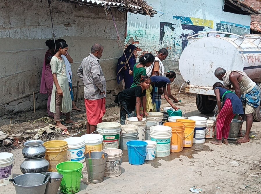 देहरादून आपदा- शिखर फॉल से जुड़ी मुख्य पेयजल लाइन पूरी तरह क्षतिग्रस्त, पानी के लिए तरसे हजारों लोग