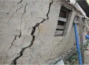 पूर्णा गांव में भू-धंसाव से हाहाकार, कई घरों में पड़ी दरारें