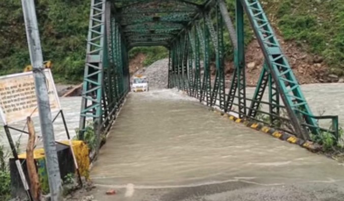 भारी बारिश से यमुना का जलस्तर उफान पर, दहशत में स्थानीय लोग