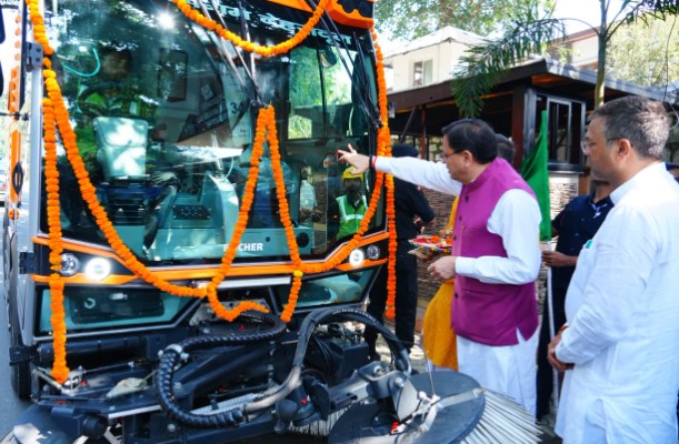 मुख्यमंत्री धामी ने वैक्यूम बेस्ड रोड स्वीपिंग मशीन का किया फ्लैग ऑफ