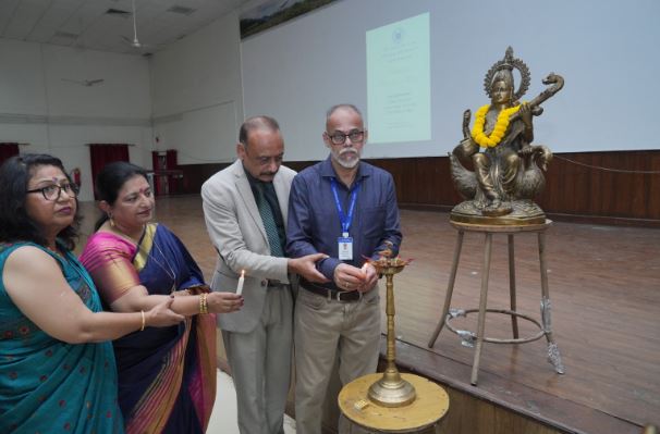 श्री गुरु राम राय मेडिकल काॅलेज में शिष्यों ने किया गुरुओं का सम्मान