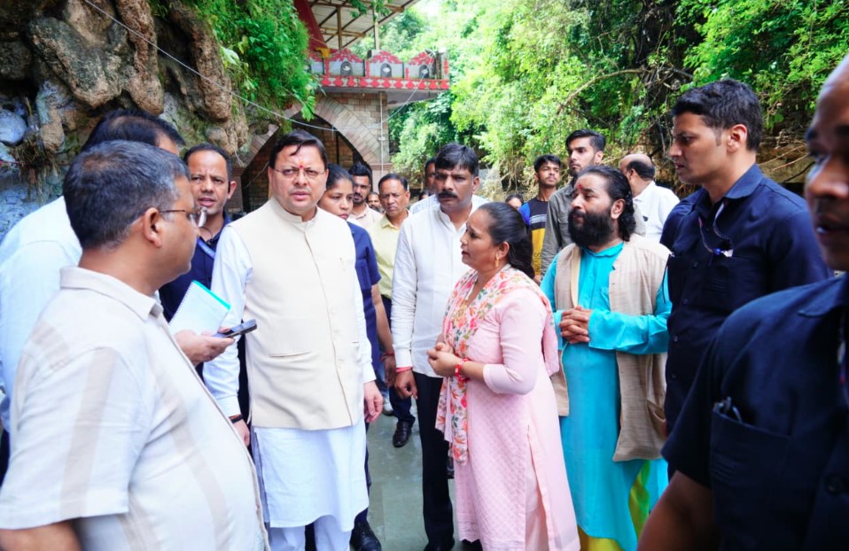 सीएम धामी ने टपकेश्वर महादेव मंदिर क्षेत्र में अतिवृष्टि से प्रभावित स्थल का किया निरीक्षण