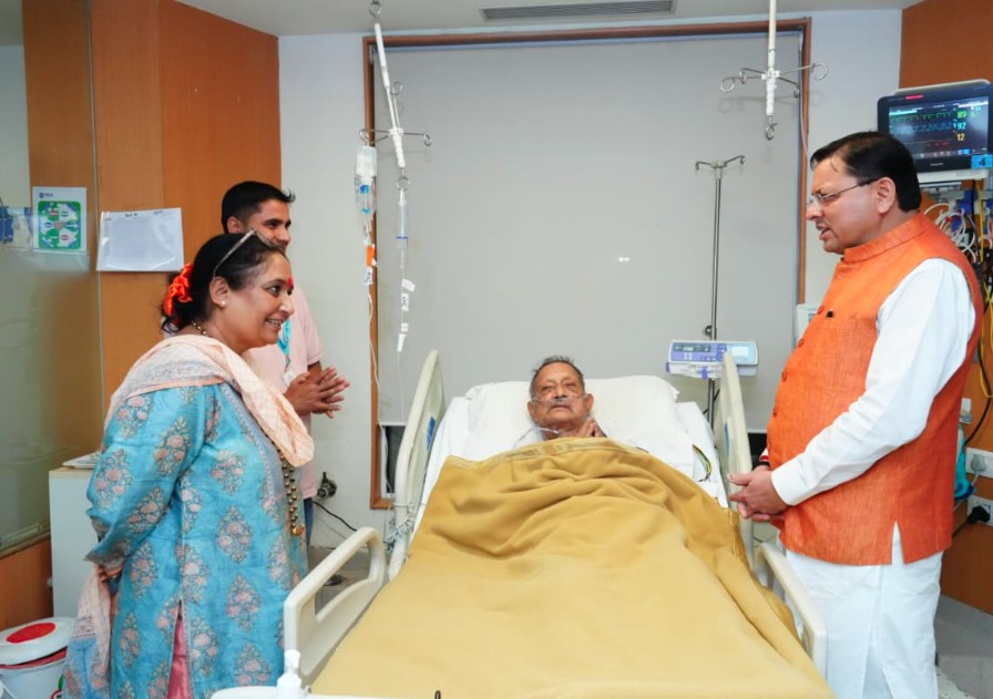 सीएम धामी ने मैक्स हॉस्पिटल में पूर्व मुख्यमंत्री खंडूरी का जाना हाल