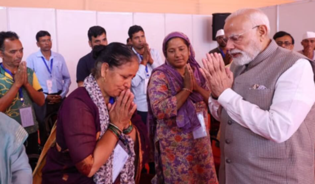 PM मोदी से मिलकर रोने लगे आपदा पीड़ित! भावुक होकर