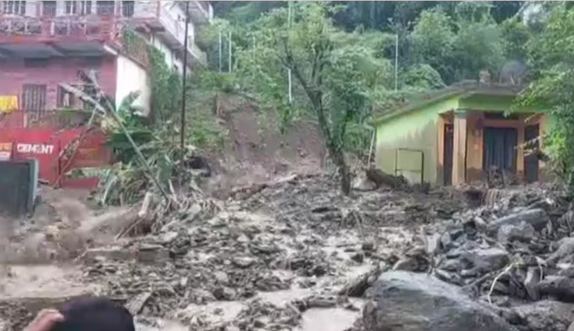 उत्तरकाशी में फिर आफत की बारिश... मलबे में दबी कारें,