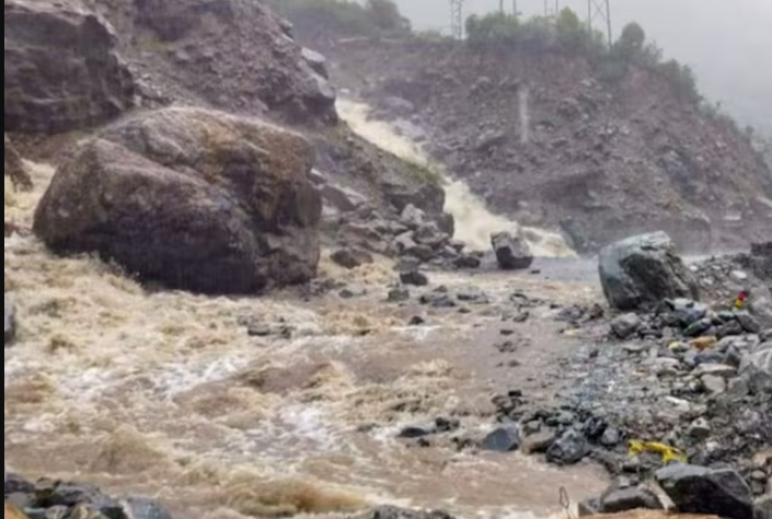 उत्तराखंड में आफत की बारिश...सड़कें बंद, नदियां उफान पर, गंगा