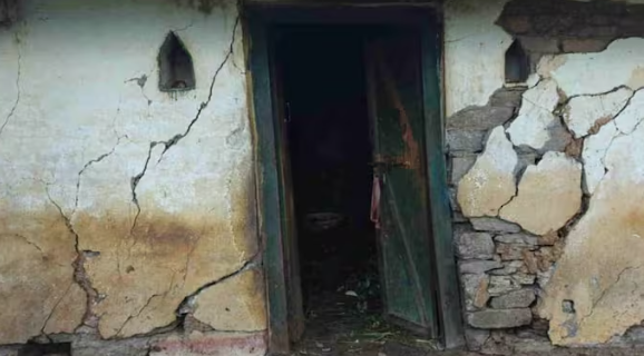 उत्तराखंड में पहाड़ों का धंसना जारी, घरों में दरारें आने