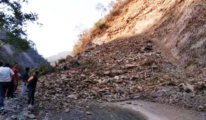 ऋषिकेश गंगोत्री हाईवे के पास भारी मात्रा में मलबा और