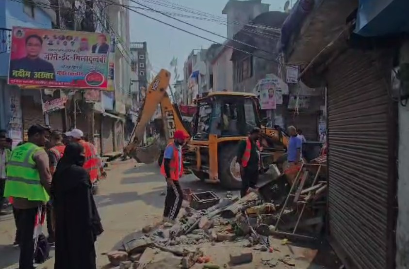 काशीपुर में उपद्रव के बाद चला बुलडोजर, अतिक्रमण पर प्रशासन