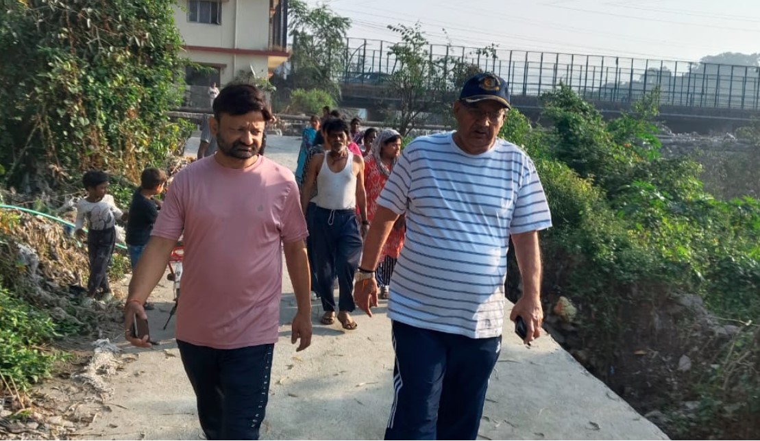 कैबिनेट मंत्री गणेश जोशी ने किया क्षतिग्रस्त सड़क का निरीक्षण, अधिकारियों को दिए पुनर्निर्माण के निर्देश