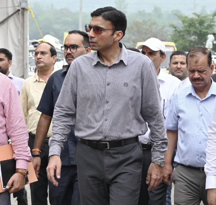 डीएम सविन बंसल ने ग्रामीणों से की अपील, शिविर में आकर सरकारी योजनाओं का लाभ उठाएं ग्रामीण