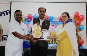 डॉ. हर्षी खंडूरी को मिला सर्वश्रेष्ठ शिक्षक का पुरस्कार -