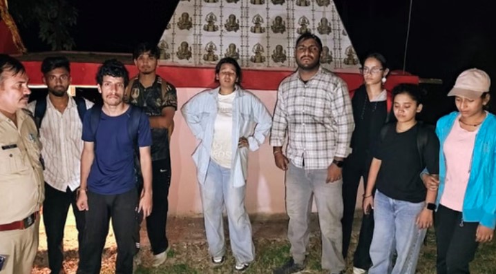 देहरादून पुलिस का रेस्क्यू ऑपरेशन, ट्रैकिंग पर भटके युवाओं को बचाया