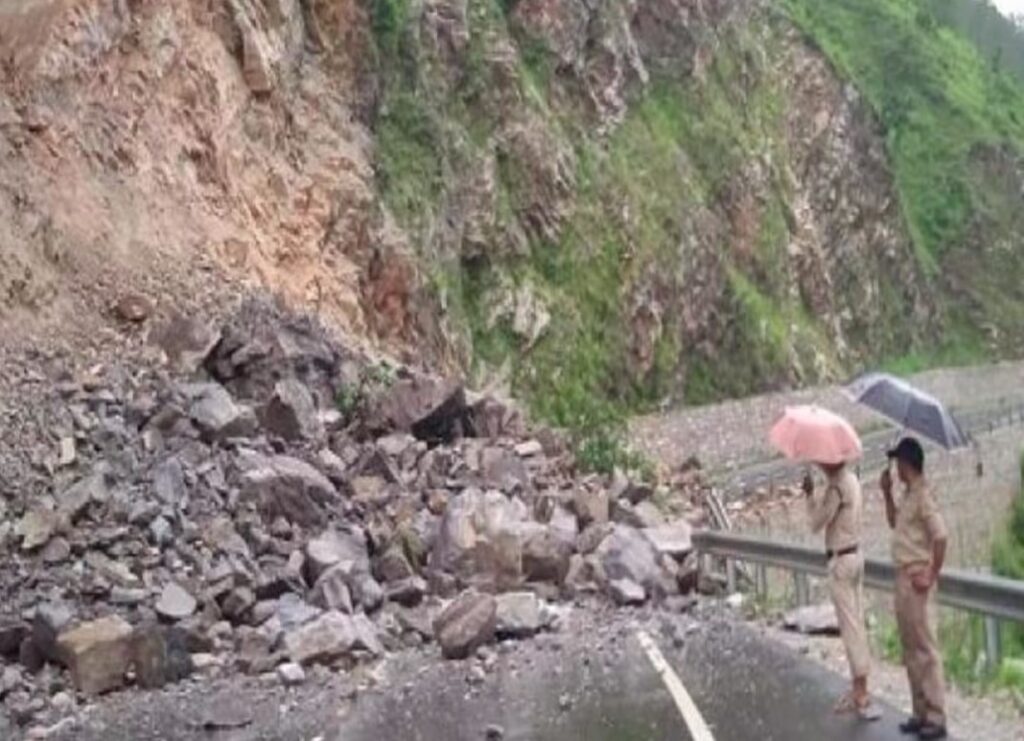 प्रदेश में लगातार बारिश से जनजीवन अस्त-व्यस्त, कई हाईवे मलबा