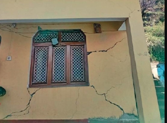 भारी बारिश से पहाड़ों में भू-धंसाव का खतरा बढ़ा, कई घरों पर पड़ी दरारें