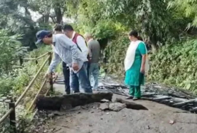 भारी बारिश से लगातार भूस्खलन, हर दिन 2 से 3