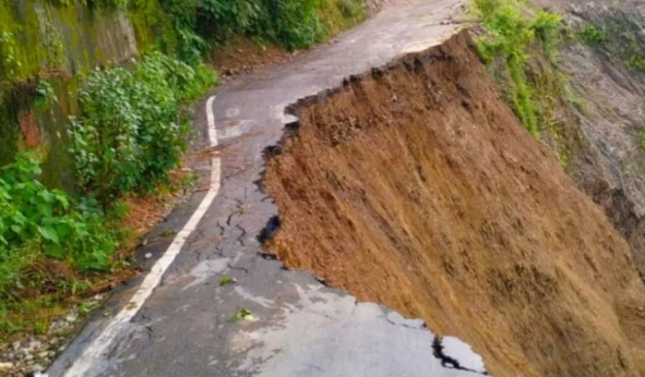 मसूरी में भूस्खलन से दरका हाईवे, लोगों को आने-जाने में