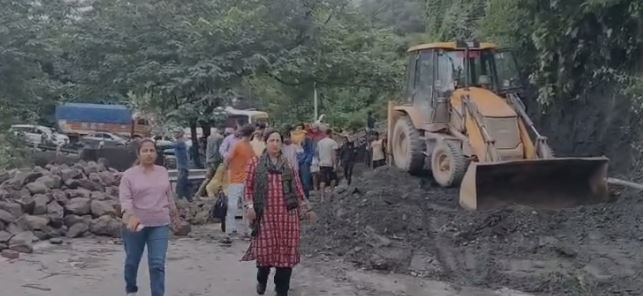 मूसलधार बारिश और भूस्खलन के बाद भी मसूरी में हालात काबू में, प्रशासन की त्वरित कार्रवाई रंग लाई