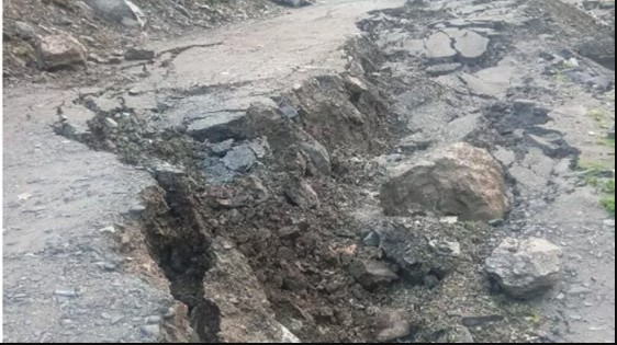यमुनोत्री धाम की राह फिर बाधित, फूलचट्टी से जानकीचट्टी को जोड़ने वाली सड़क का 200 मीटर हिस्सा ध्वस्त