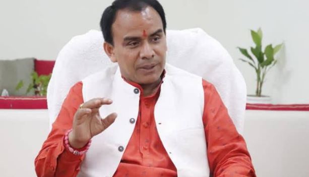 सहकारिता मंत्री डॉ. धन सिंह रावत ने बैंक अधिकारियों के साथ की समीक्षा बैठक