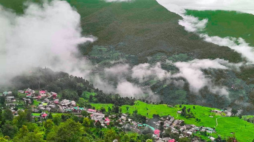 उत्तराखंड में मौसम का मिजाज बदला, गर्मी के बाद सर्दी ने पकड़ा रुख, जानिये आज कैसा रहेगा मौसम का हाल