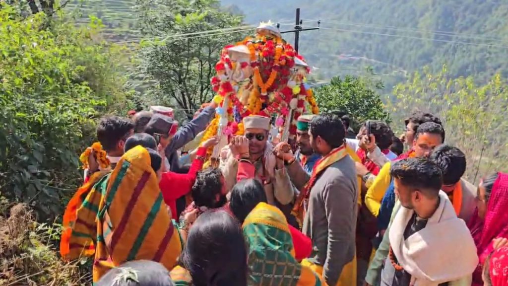 ओंकारेश्वर मंदिर पहुँची बाबा केदार की पंचमुखी चल विग्रह डोली, जयकारों से गूंज उठी केदारघाटी