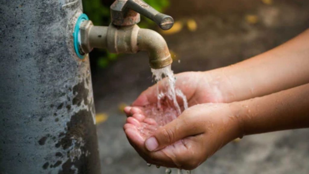 कभी जीवन देती थी ये टंकी, अब बन गई ग्रामीणों के लिए मुसीबत, देहरादून के इस गांव में 18 दिन से नहीं आया पानी