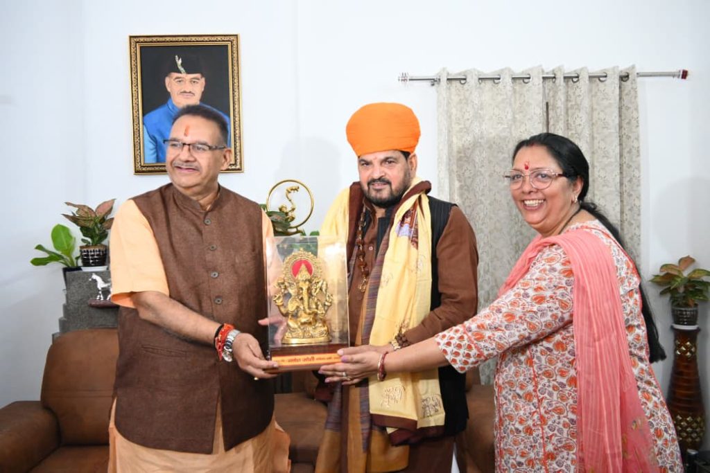 कैबिनेट मंत्री गणेश जोशी ने अपने आवास पर पूर्व सांसद बृजभूषण शरण सिंह का किया स्वागत